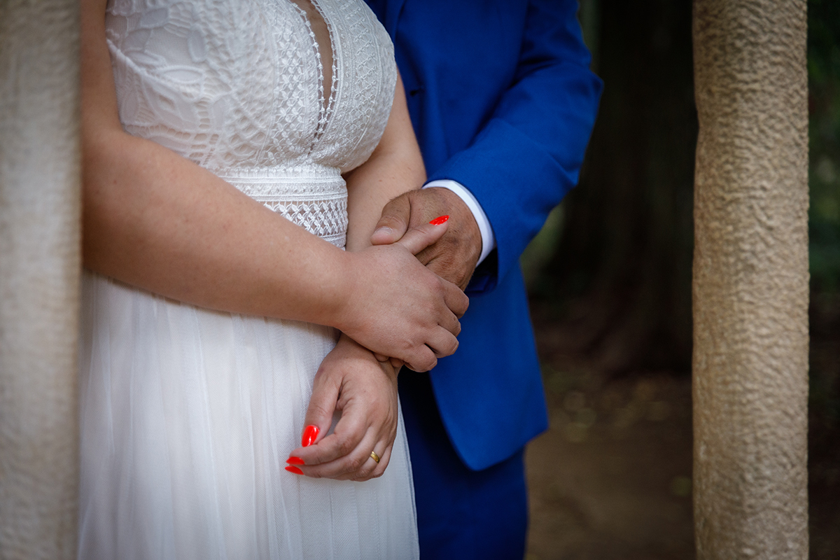 Numa visão mais afastada, vemos agora a composição completa: a janela, a porta e o casal ainda abraçado, como se o mundo tivesse parado ali para os ver viver aquele instante.