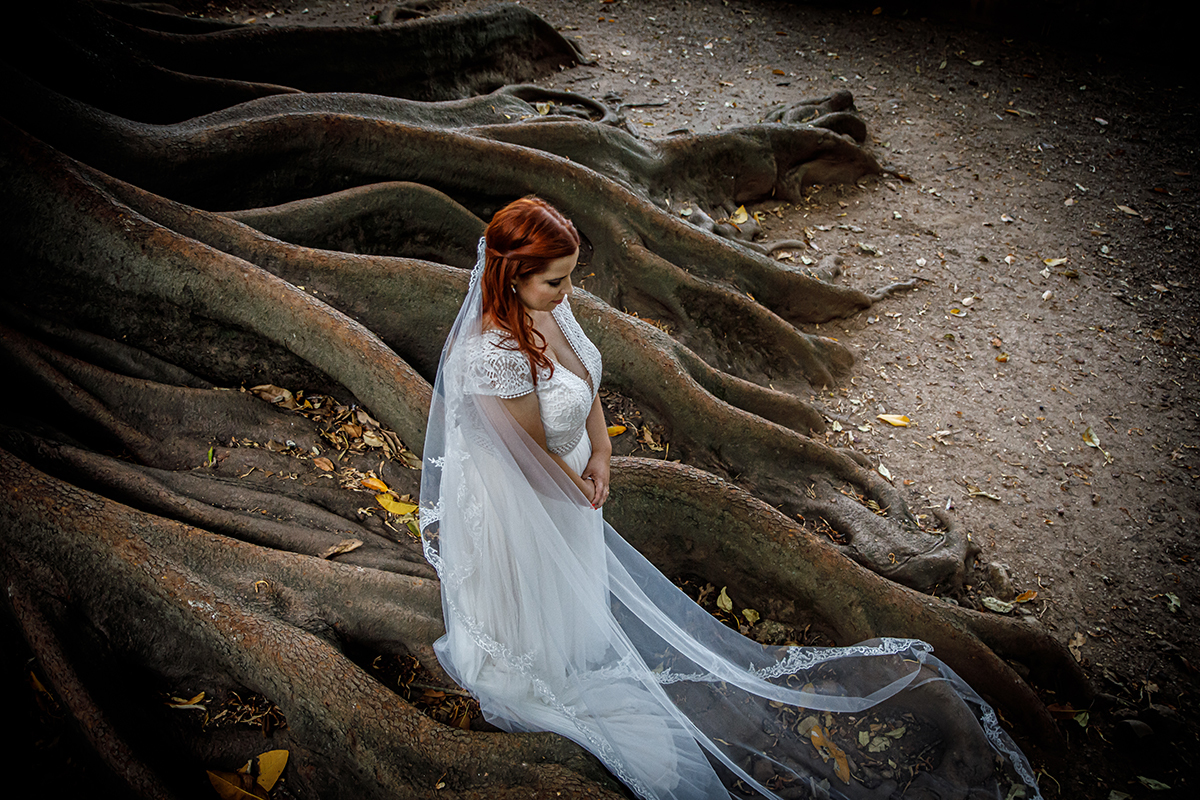 Agora, o véu voa no ar. Mónica segura-o com delicadeza enquanto olha para o lado, rodeada pelas raízes e árvores. Um momento de paz e contemplação num recanto da natureza onde os sentimentos florescem.