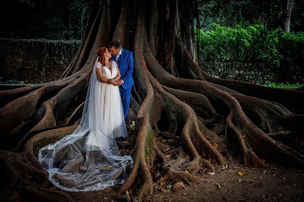 Num plano afastado, ela olha para trás, ele devolve-lhe o olhar. Entre sorrisos leves, partilham um instante de cumplicidade pura, como se apenas eles existissem naquele lugar.