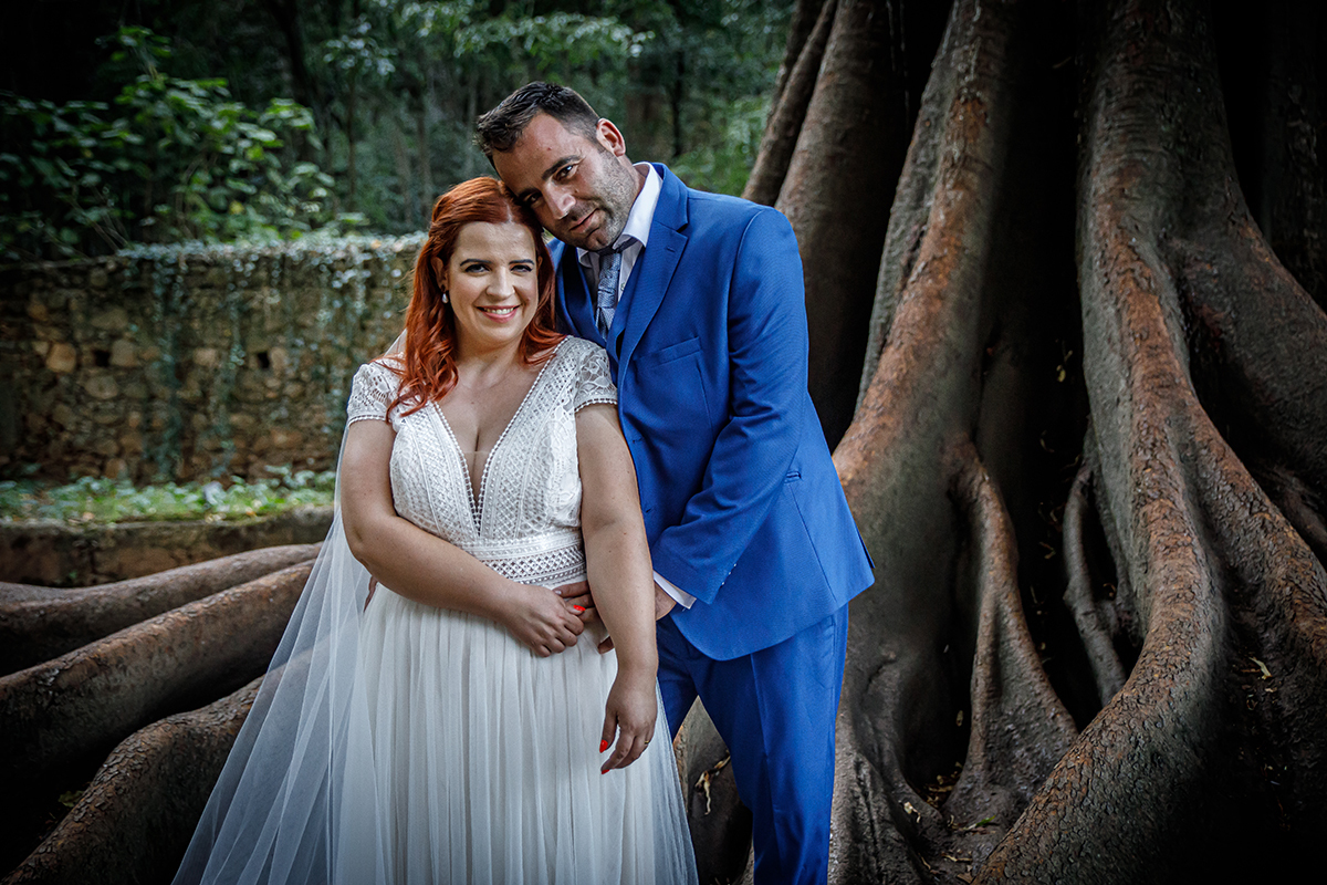 Um beijo sela a união. Ricardo segura o braço de Mónica com ternura. As raízes e o cenário parecem curvar-se em reverência a este gesto tão simples e tão eterno.