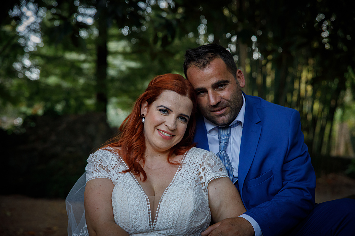 Cabeças encostadas, os dois encaram a câmara num plano íntimo e caloroso. Dos joelhos para cima, a ternura entre eles transborda e chega até quem os observa.