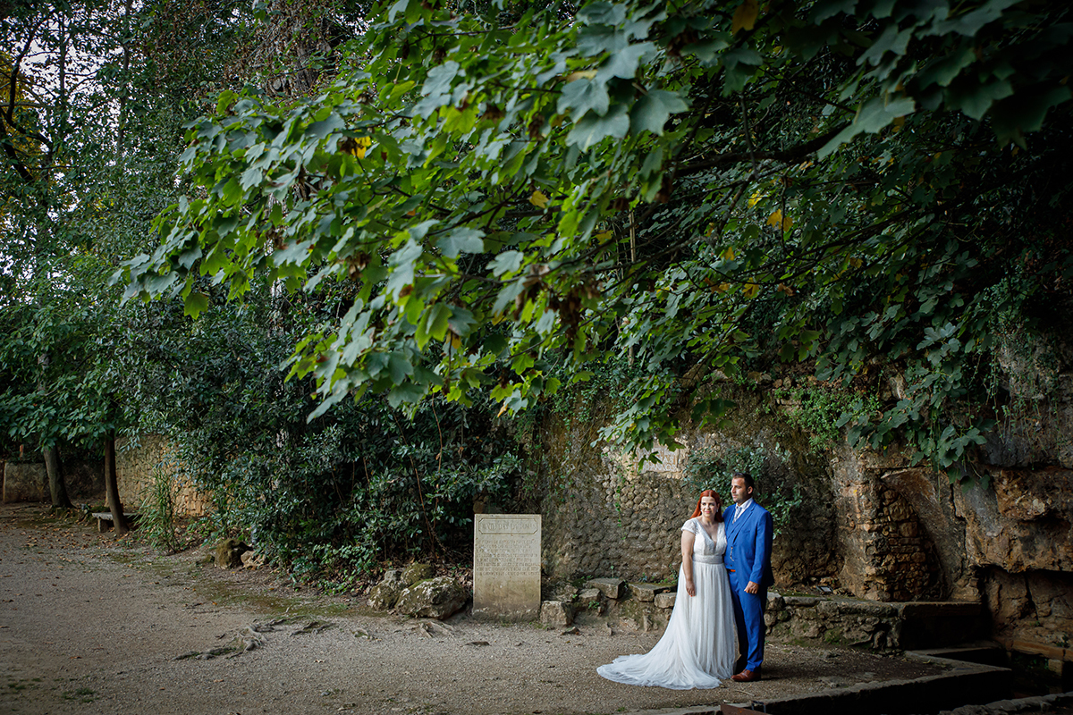 Num cenário novo e afastado, vemos os dois pequenos na imensidão verde. Lado a lado, olham para o horizonte, sérios, mas serenos, como quem caminha para o futuro com firmeza e união.