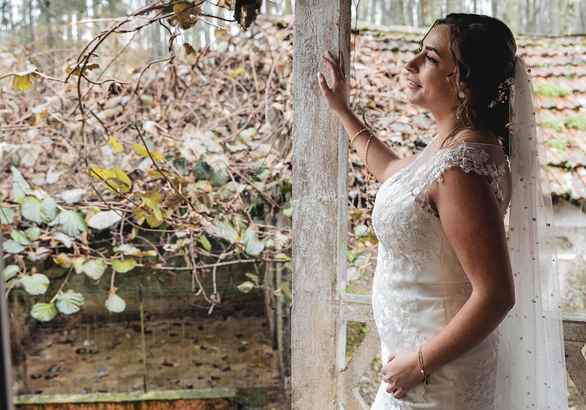 Junto a um poste antigo numa varanda de pedra, Sandra brilha como uma pintura viva, adornada por anéis e pulseiras que contam histórias.