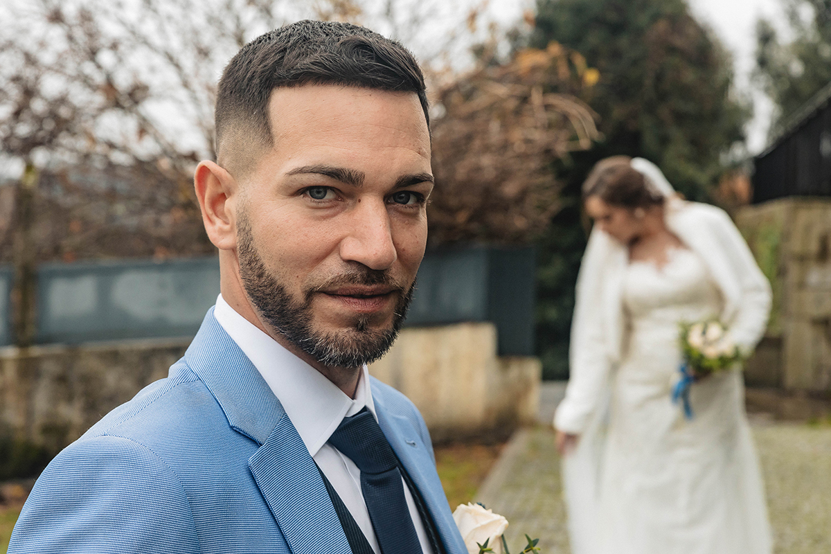 César aparece em destaque, sério e sereno, enquanto Sandra ao fundo segura o véu, como que embalando os sonhos que se concretizam.