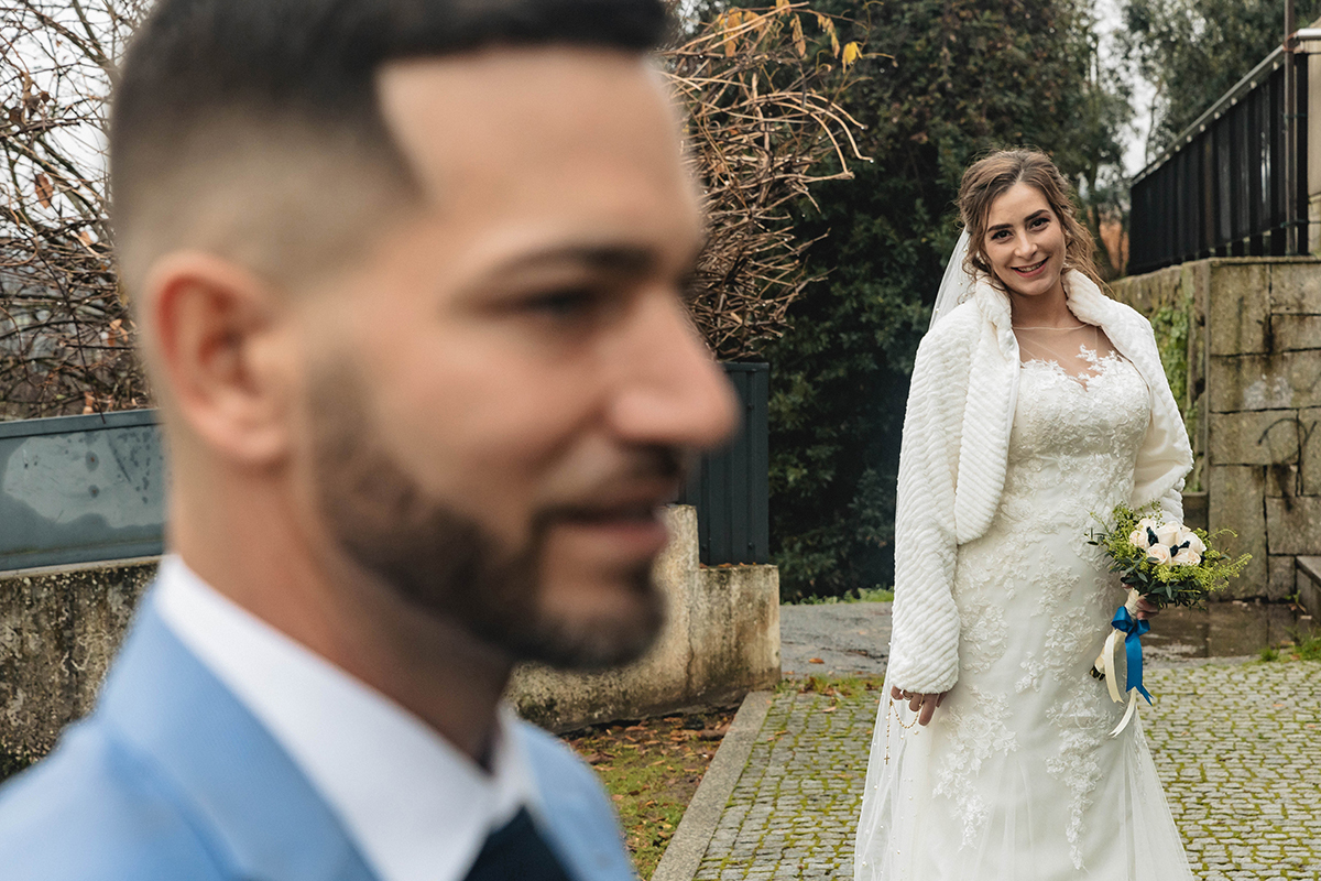 Agora é Sandra quem brilha em primeiro plano, sorridente, iluminada de dentro para fora.