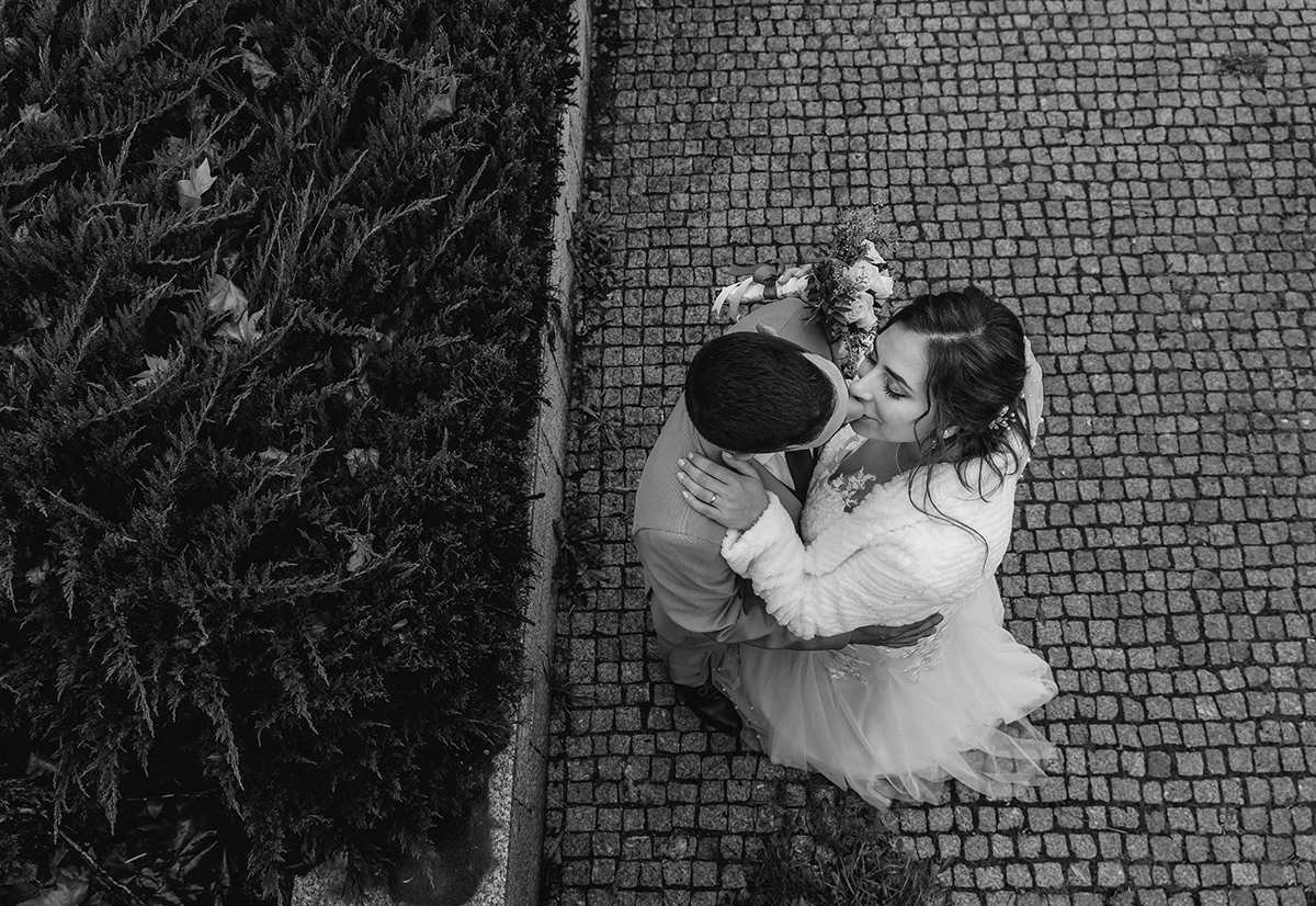 Num beijo emoldurado por plantas e pedras, o amor deles revela-se eterno mesmo em preto e branco.