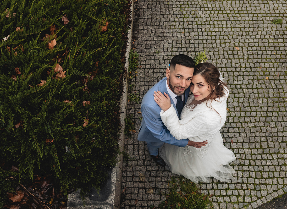 Com sorrisos rasgados, de braços entrelaçados, os noivos olham para a câmara e para o futuro com alegria contagiante.