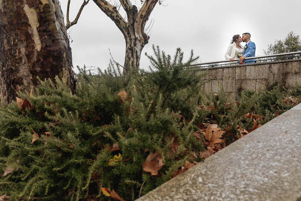 Ao fundo, entre árvores e troncos, surgem pequenos num mundo enorme, mas grandes no amor que os une.