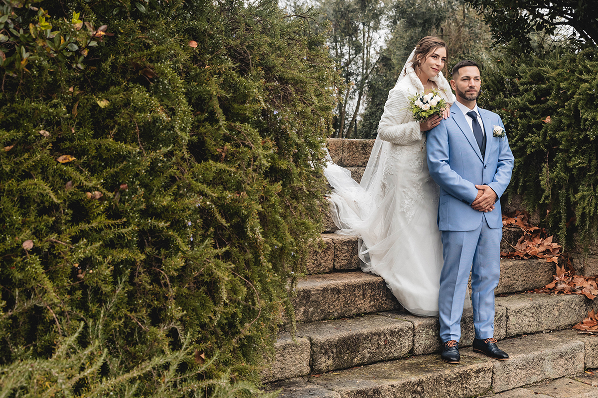 Vistos de baixo, agora sérios, posam com firmeza, prontos para enfrentar o mundo juntos.