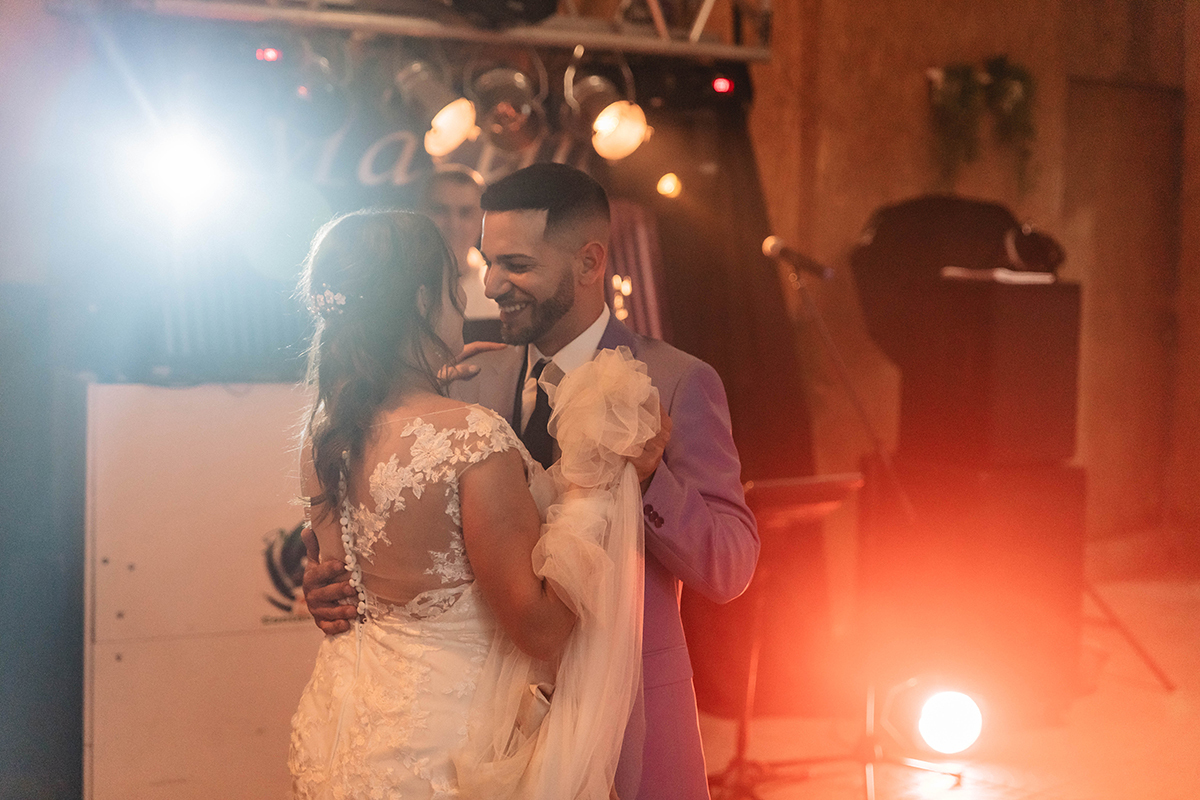 E quando a noite cai, a festa acende. Entre luzes e música, os dois dançam com sorrisos que brilham mais do que qualquer lâmpada.