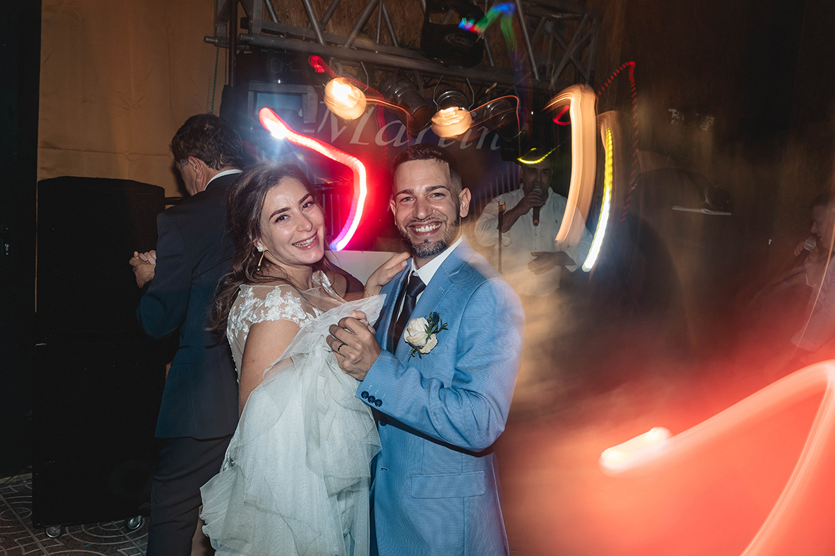 Abraçados, riem, celebram, vivem, porque agora são um só, no amor, na alegria e na luz da vida.