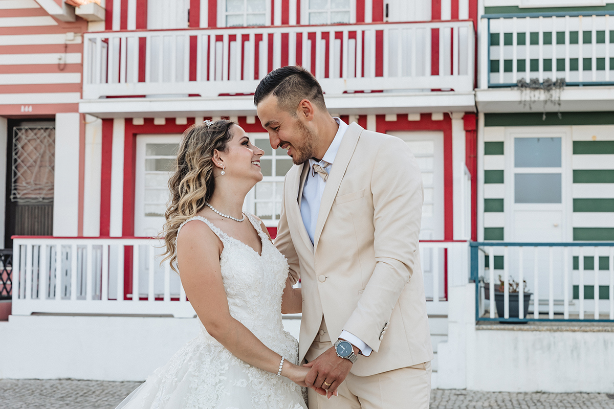 Sabrina e Jorge, de mãos dadas, frente a frente, trocam sorrisos cúmplices e olhares apaixonados.