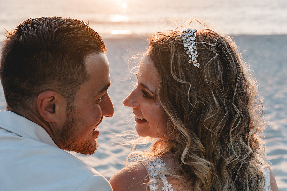 Um plano mais fechado mostra os dois com sorrisos gigantes, a olharem-se com encanto.