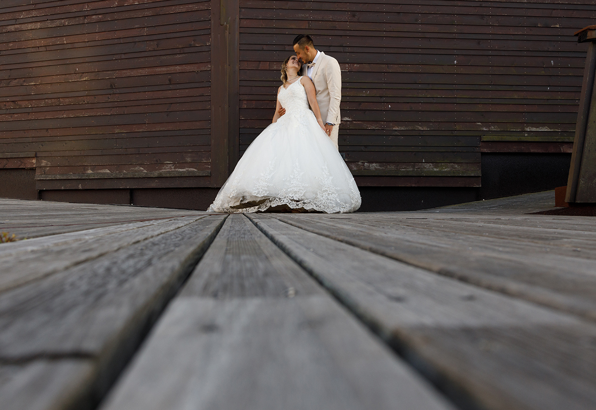 Outra imagem tirada ao nível do chão mostra Jorge atrás, a olhar apaixonadamente para Sabrina. Ela, de frente, volta o rosto para ele. Um quase-beijo num cenário em curva de madeira.