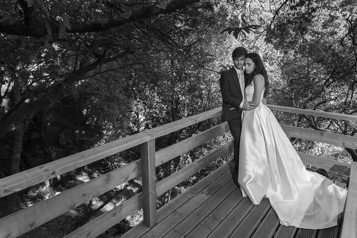 A preto e branco, os corpos voltam-se um para o outro, com as testas encostadas. Cabeças baixas, os olhos no chão, num momento de entrega e cumplicidade profunda.