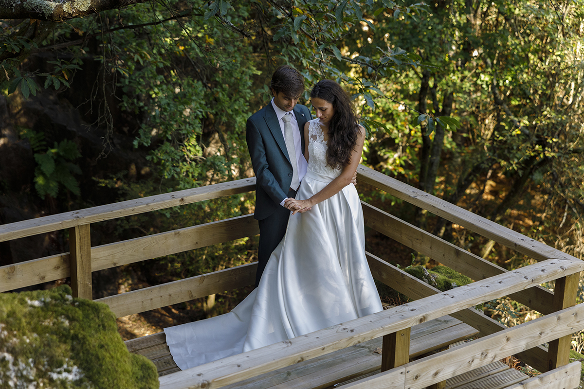 Fotografos casamento .Num ângulo picado, os dois olham para as suas mãos entrelaçadas. É um instante de contemplação, onde o silêncio se transforma em linguagem de amor.