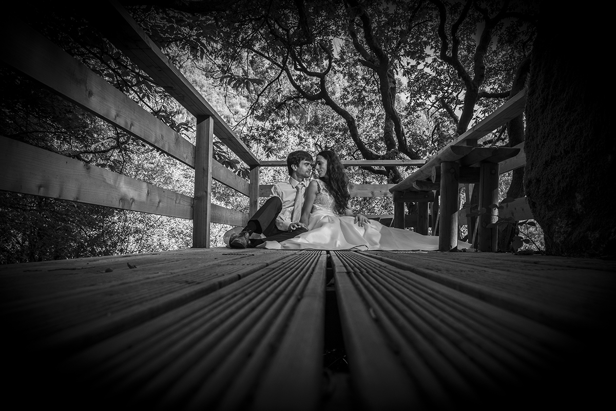 A preto e branco, com vinheta, voltam a sentar-se frente a frente, os olhares cruzam-se com intensidade e doçura, numa composição cheia de harmonia.