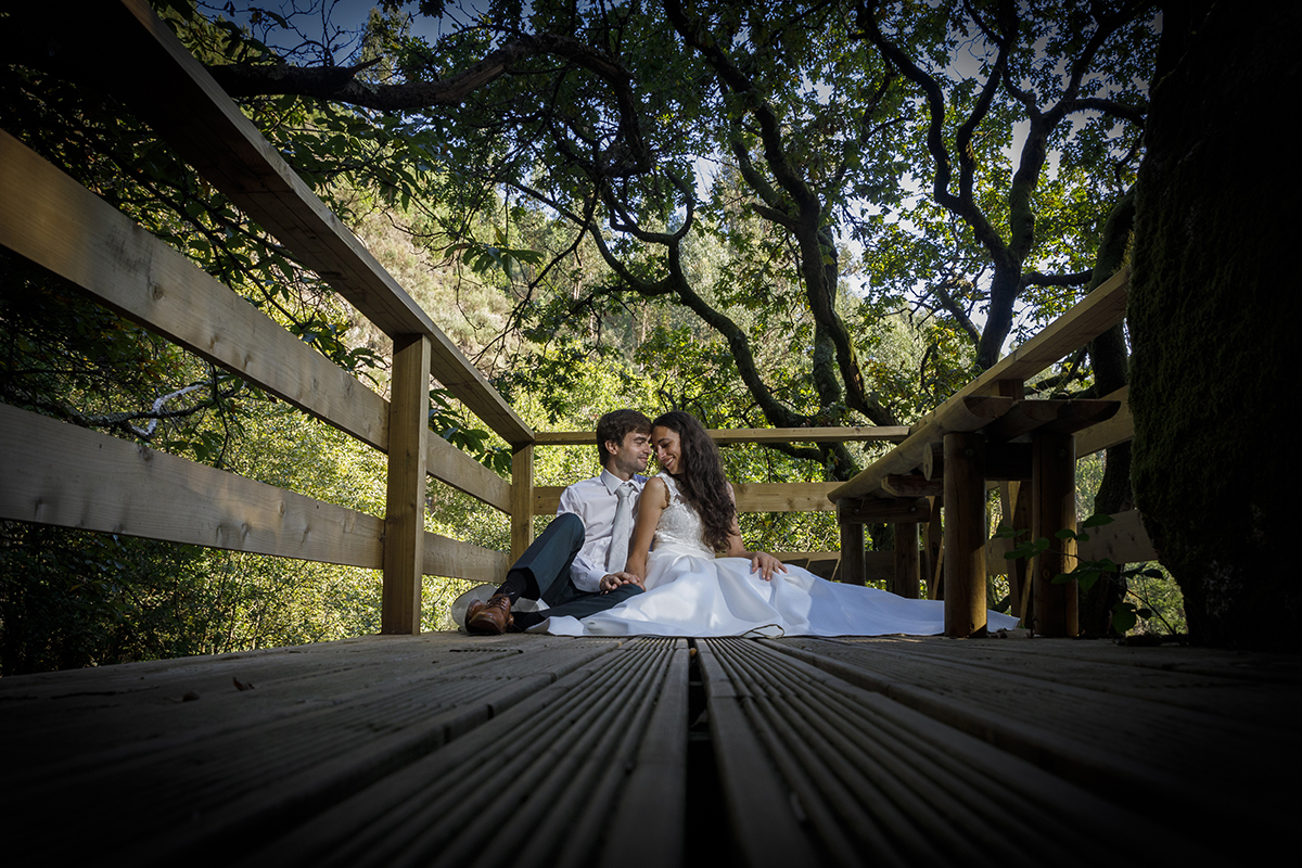 Com vinheta e ângulo baixo, os dois sentam-se no passadiço. As mãos cruzam-se naturalmente, os rostos viram-se um para o outro, é um momento de ternura captado com grande sensibilidade.