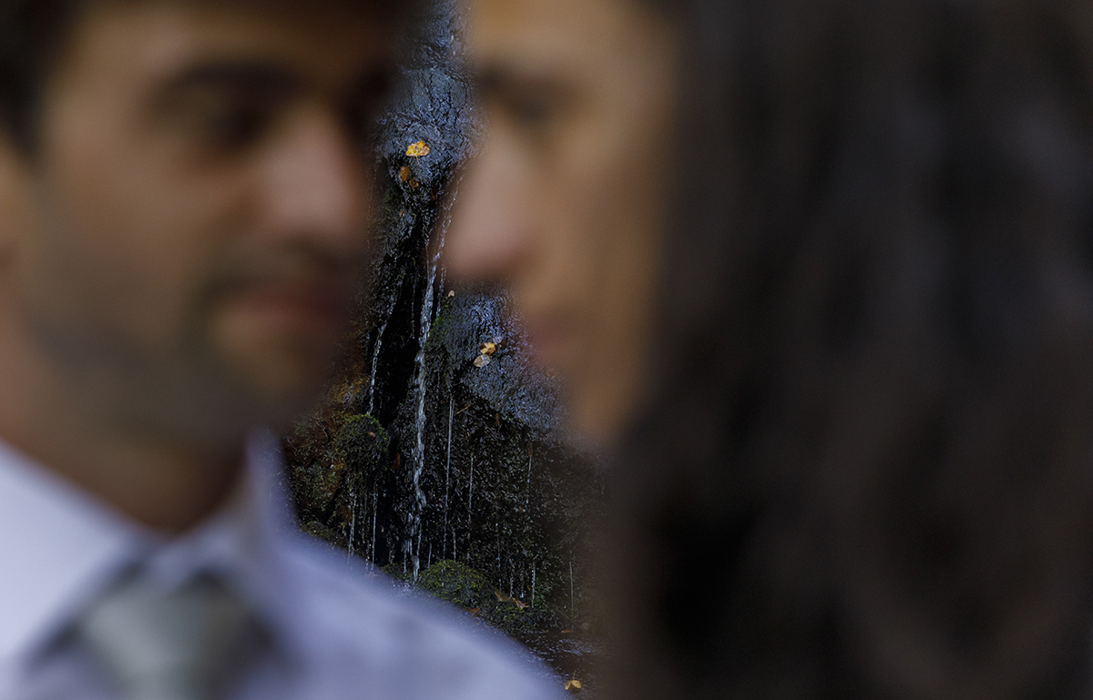 Um plano criativo onde, entre os seus perfis desfocados, surge uma cascata nítida a correr. A água, como o amor deles, flui com beleza e força serena.