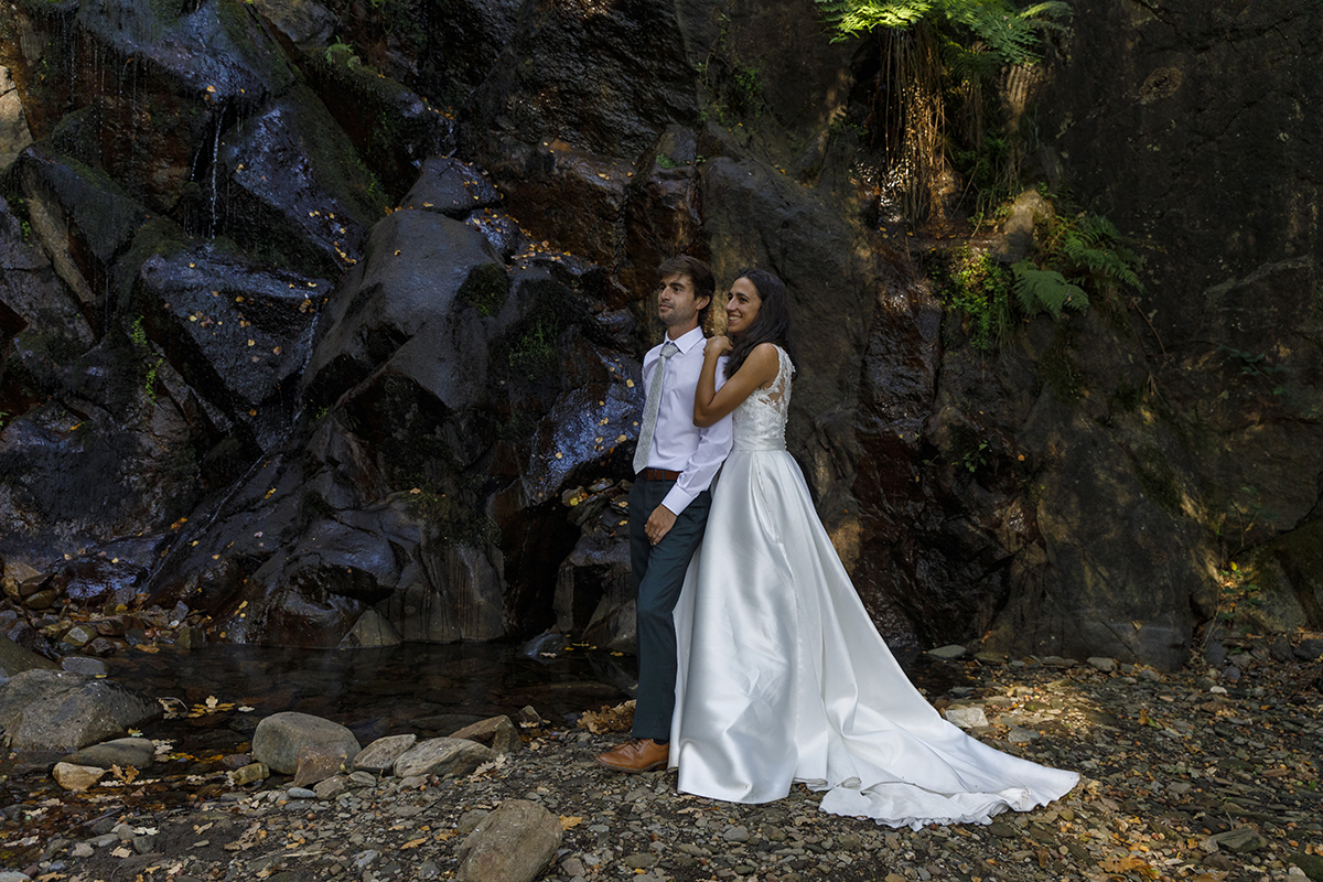 Junto à cascata, agora mais visível, Diana e André aparecem lado a lado, com gestos leves e sorrisos subtis. A simplicidade do momento reforça a profundidade do laço que os une.