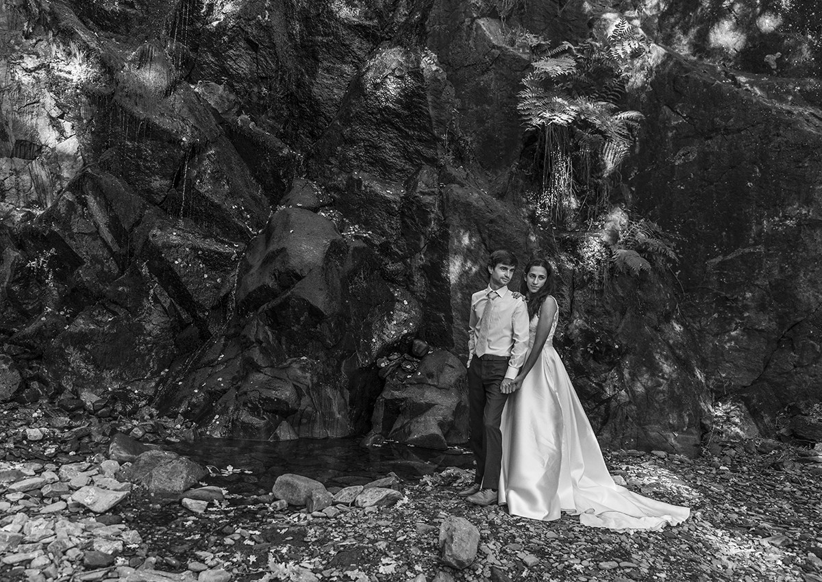 A preto e branco, num cenário de rochas e água, Diana está atrás, segurando a mão de André, ambos sérios, de olhar perdido no horizonte. A Natureza assiste em silêncio.