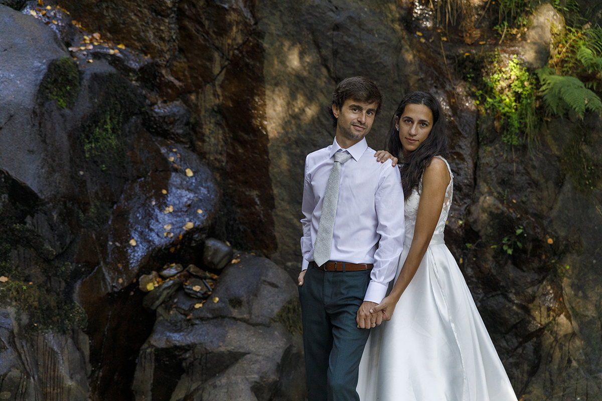 No mesmo local, num plano mais fechado, os dois olham agora para a câmara. Há serenidade no olhar e firmeza na postura, como quem sabe que escolheu bem.