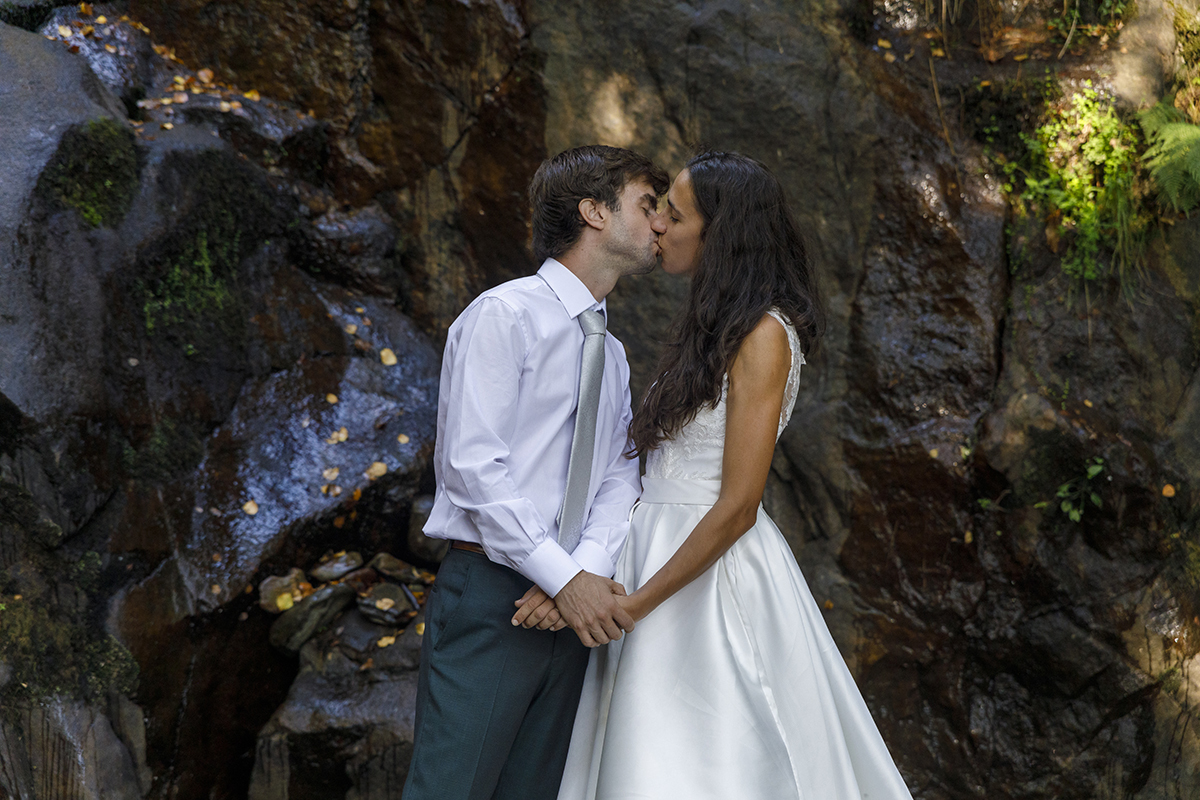 E então, um beijo. Os dois viram-se um para o outro e o mundo parece parar à volta, num instante íntimo e eterno.