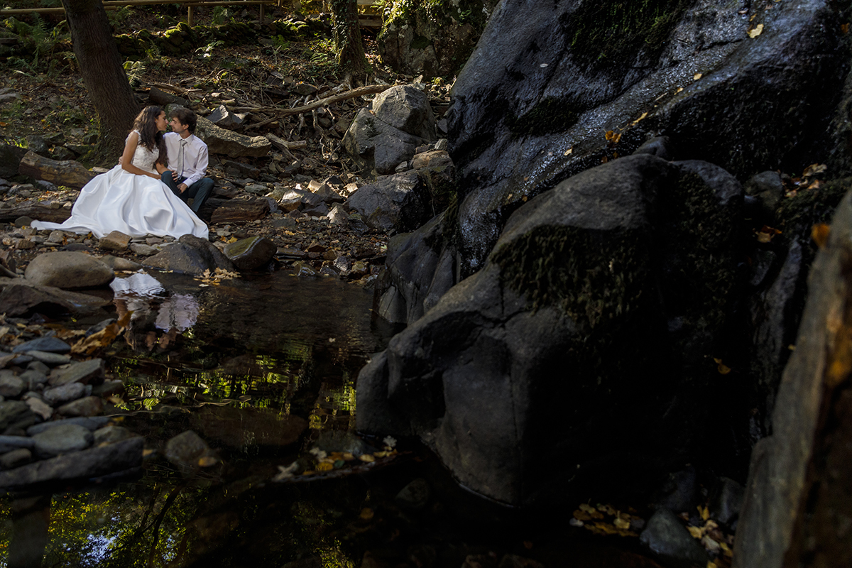 Sentados ao lado de um rochedo, os olhares encontram-se, quase a beijarem-se. Diana segura o vestido, André repousa a mão sobre a sua perna. Um instante de proximidade e conforto.
