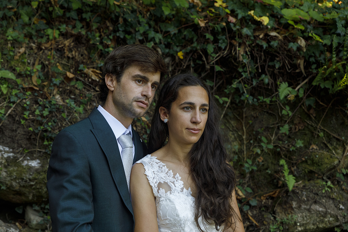 Num plano próximo, quase lado a lado, ambos olham com seriedade para a frente. Os rostos calmos revelam a profundidade de um sentimento sólido.