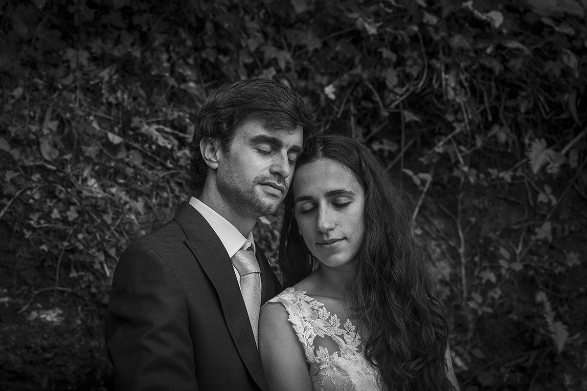 Em preto e branco e com vinheta, os olhos fechados, as cabeças encostadas, e um silêncio cheio de significado. Um retrato de ligação espiritual.