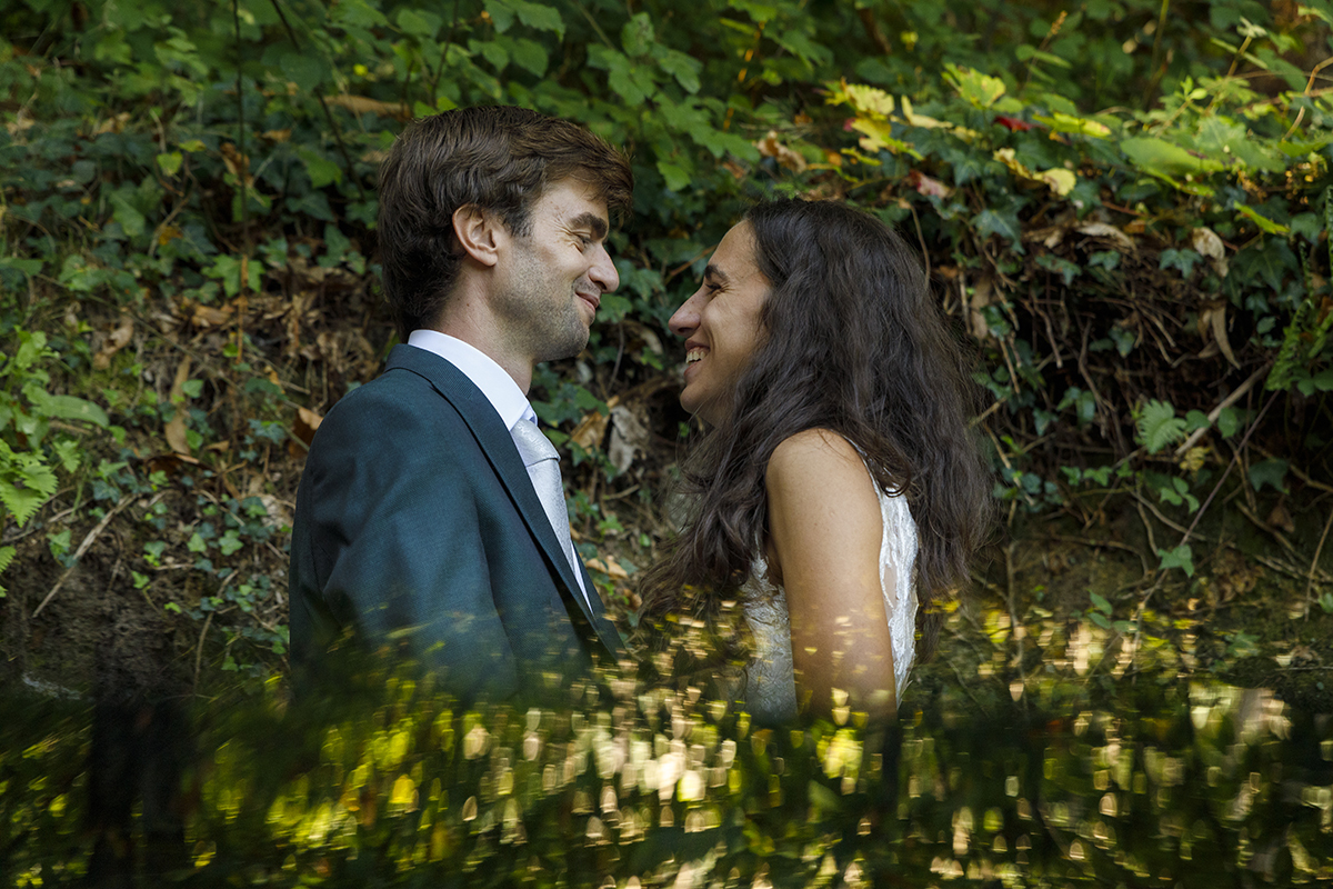 Envoltos por vegetação viva, Diana e André partilham um momento de riso cúmplice. Os rostos de perfil mostram que, para além do amor, há amizade e diversão nesta história.