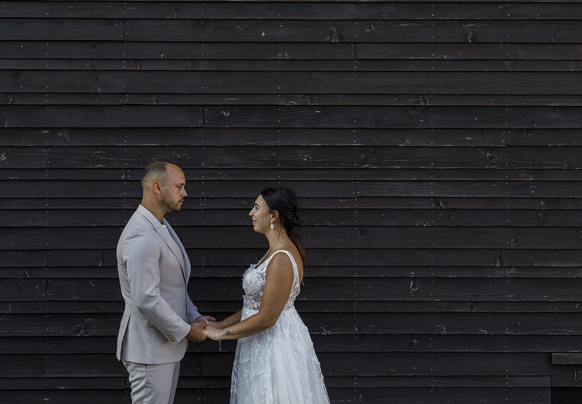 Ainda ao pé da parede, num plano da cintura até à cabeça, vêem-se os dois no lado esquerdo da imagem, de mãos dadas, a olharem-se seriamente, num momento mais íntimo e contemplativo.