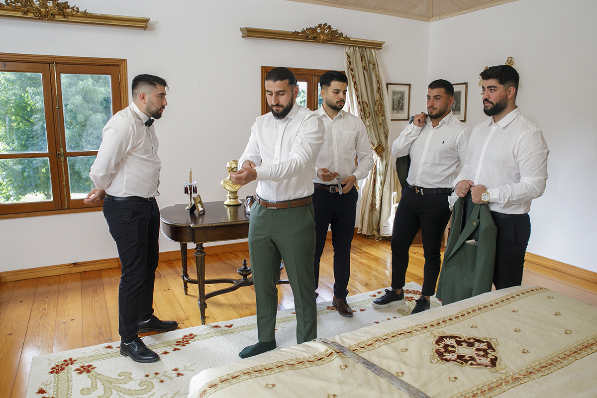 No quarto, Furkan é visto com os seus padrinhos enquanto arranja os punhos da camisa, num momento descontraído e cúmplice.