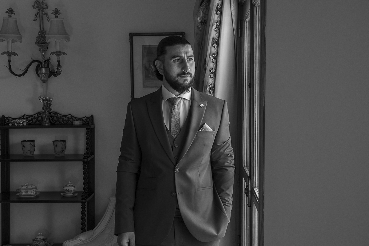 Em preto e branco, Furkan aparece pensativo, com a cabeça ligeiramente inclinada. Quinta do vale minhoto