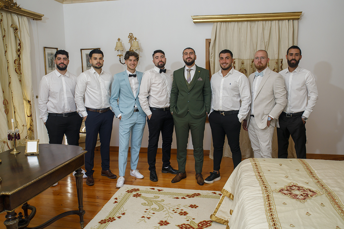 Sessão de fotos em grupo, todos de mãos nos bolsos e sorrisos no rosto, num ambiente leve e divertido.