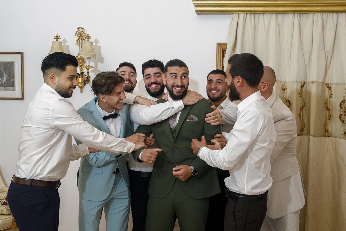 Abraços espontâneos entre Furkan e os padrinhos, num momento de pura felicidade.