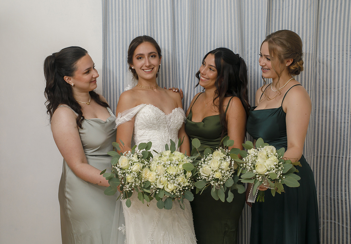 No quarto, Carolina rodeada pelas amigas/madrinhas, sorridentes e cúmplices.