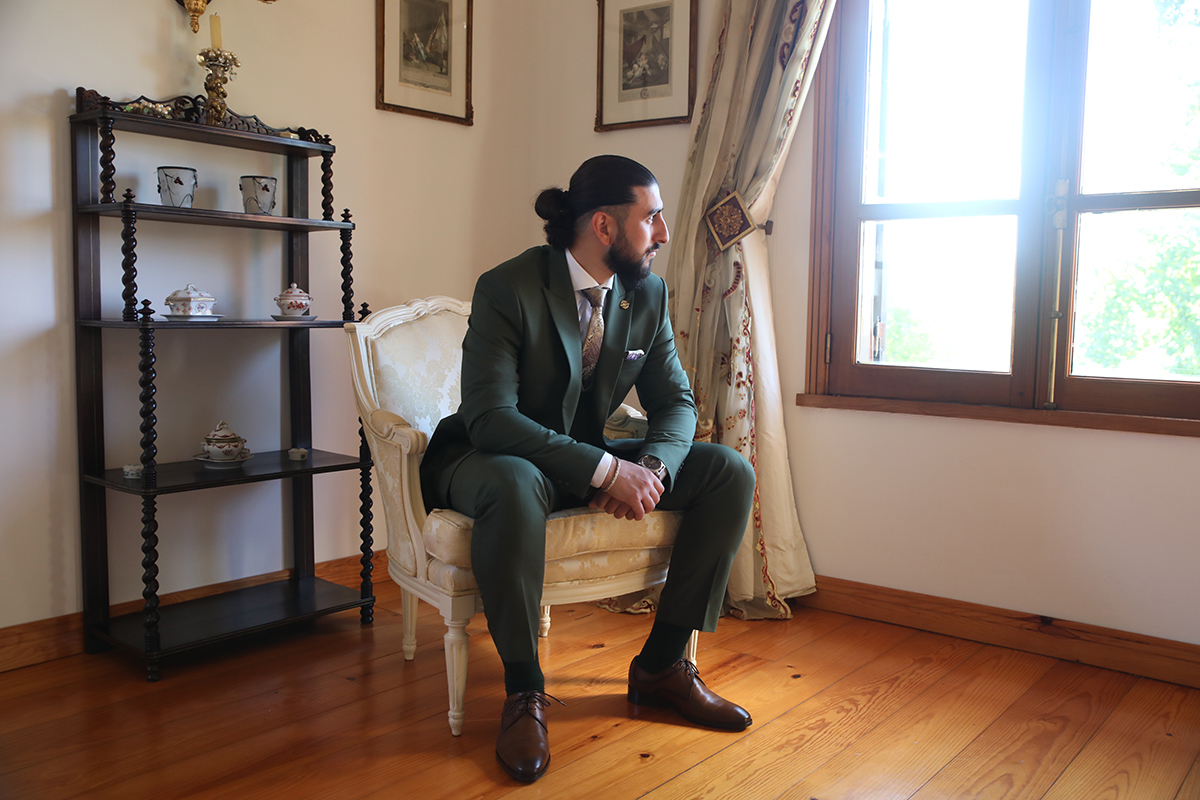 Sentado na poltrona, com as mãos entrelaçadas, Furkan continua a refletir calmamente.