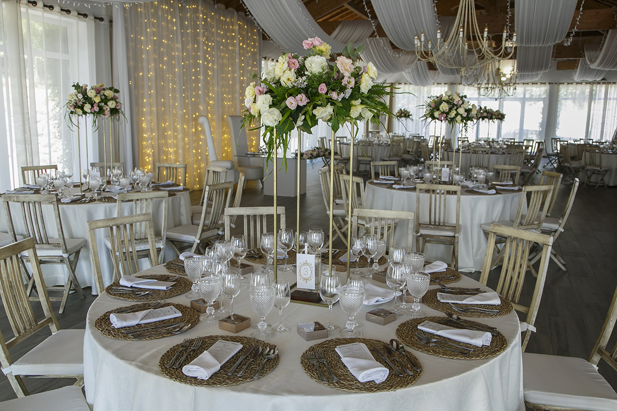 Detalhe aproximado da mesa da Quinta, mostrando o cuidado da decoração. Quinta do vale minhoto