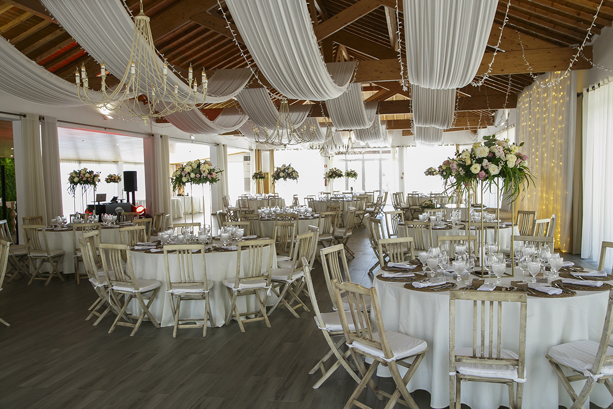 Vista geral da sala da Quinta de Vale de Minhoto, em tons de branco elegante.