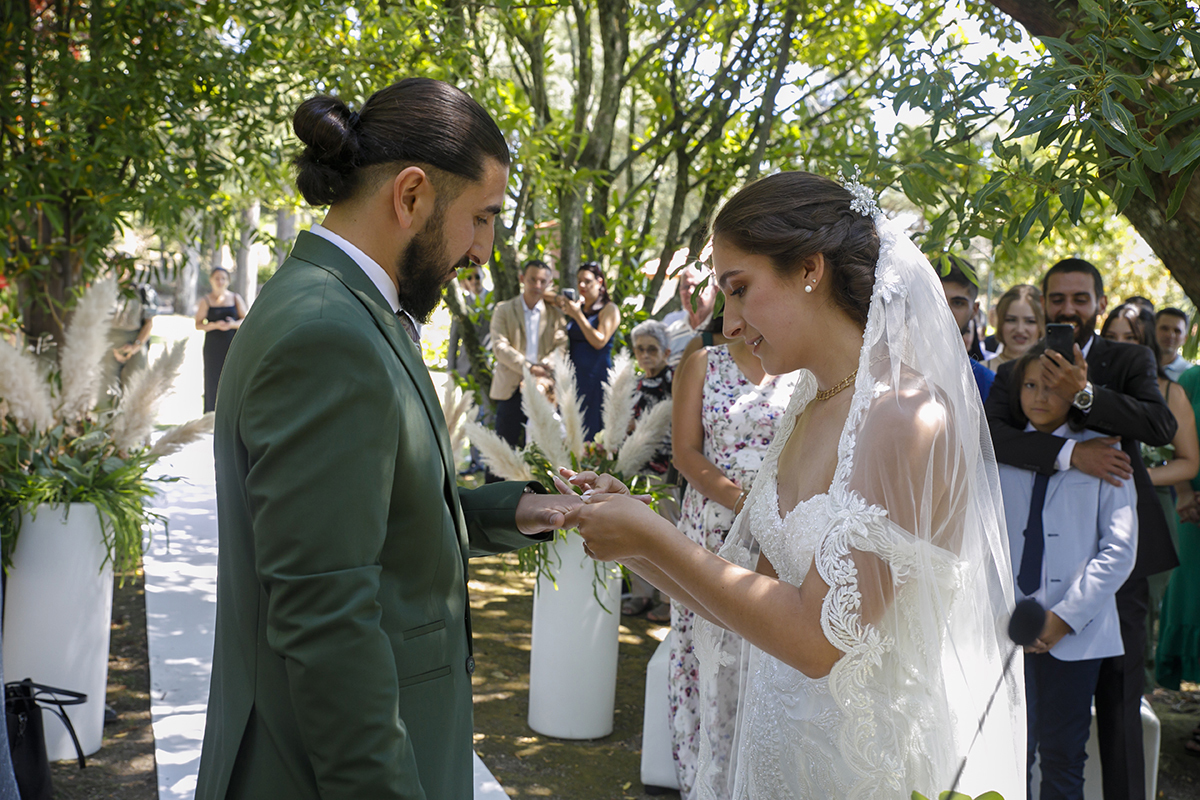 Troca de alianças entre Carolina e Furkan, com convidados a registar o momento cheio de emoção.
