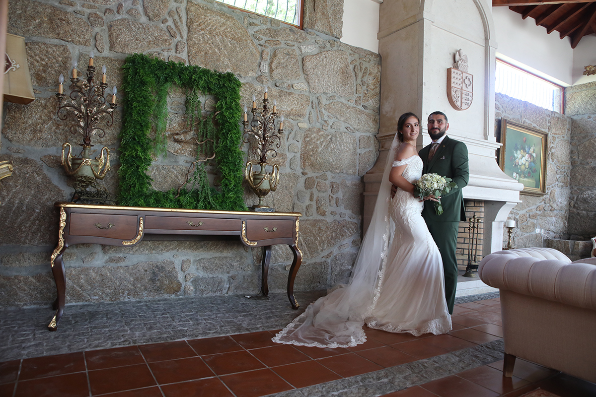 Apertados num abraço feliz, estão de frente para a câmara de Foto Coimbra.