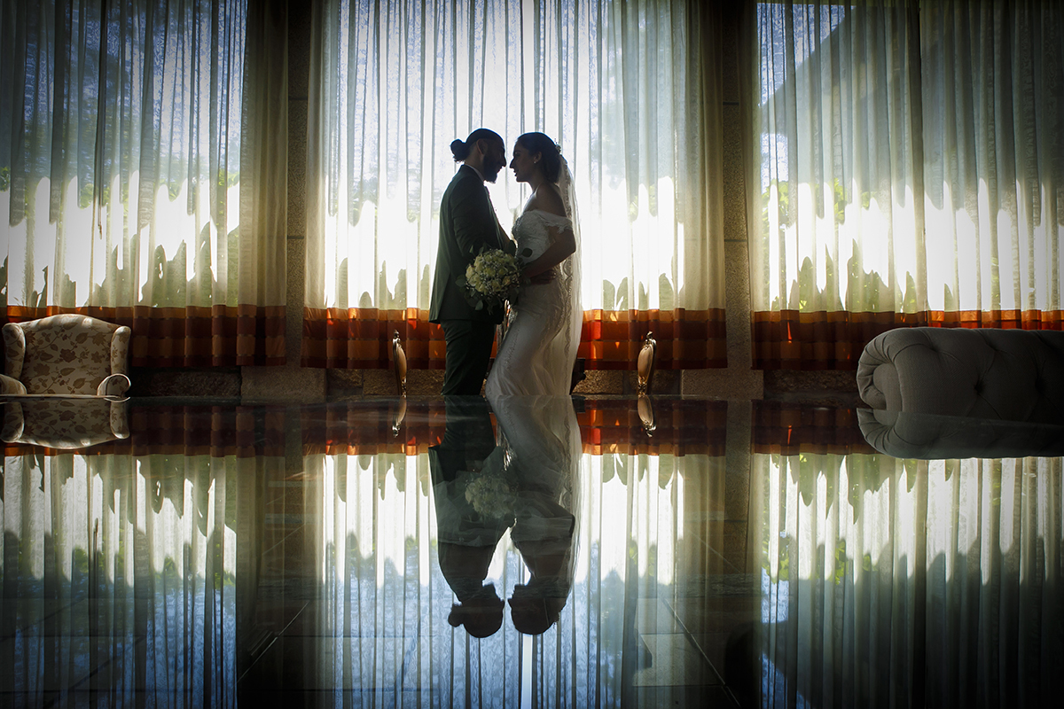 Na sala de grandes janelas, com luz maravilhosa, quase a beijar-se, com o reflexo na mesa de vidro a criar um efeito incrível.