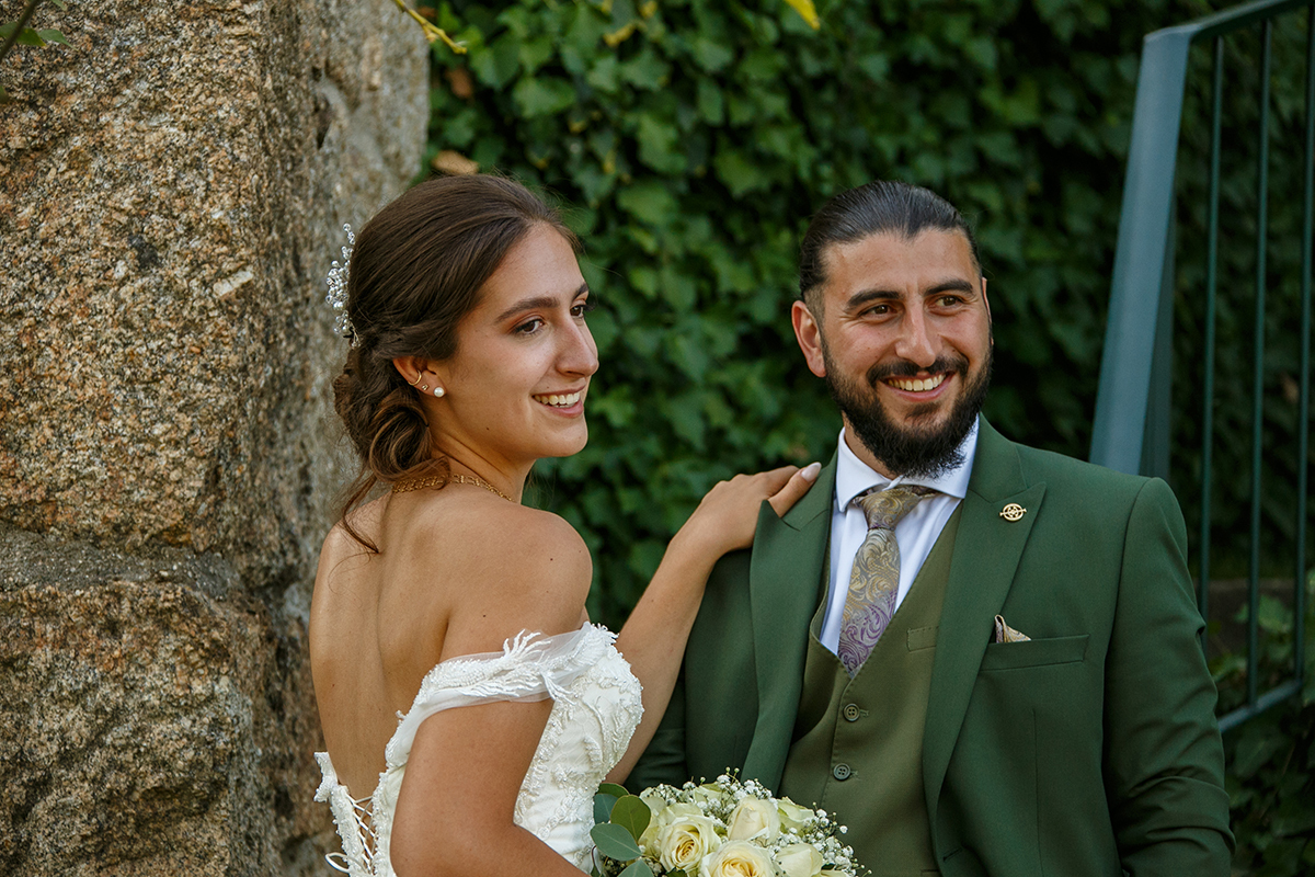 Carolina com a mão no ombro de Furkan, ambos felizes e radiantes.