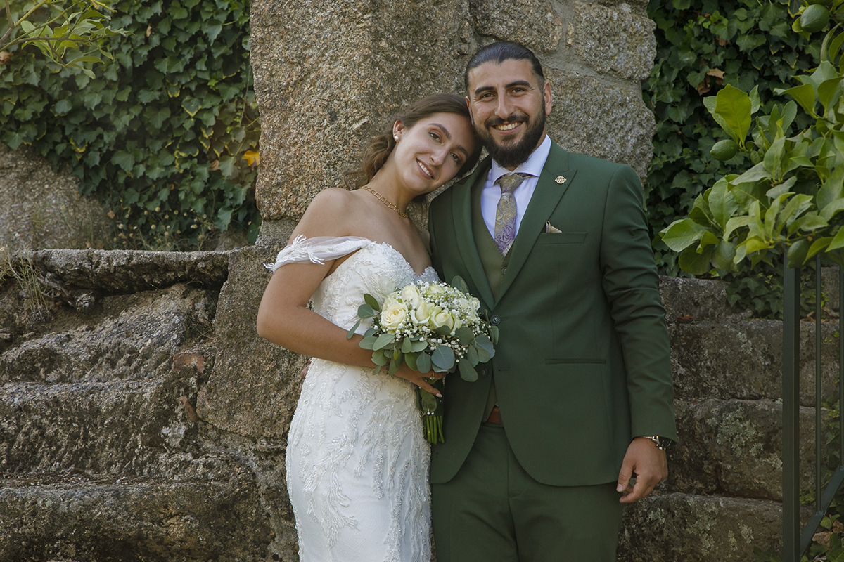 A cabeça de Carolina encostada à de Furkan, ambos sorridentes junto a um muro de pedra. Fotografos tondela e viseu