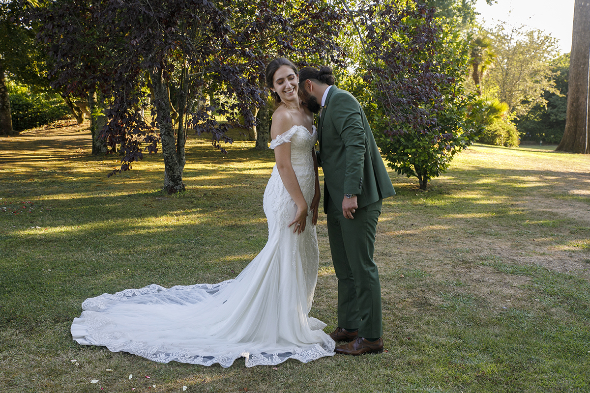 Furkan beija o ombro de Carolina num gesto terno, enquanto ela sorri para a câmara.