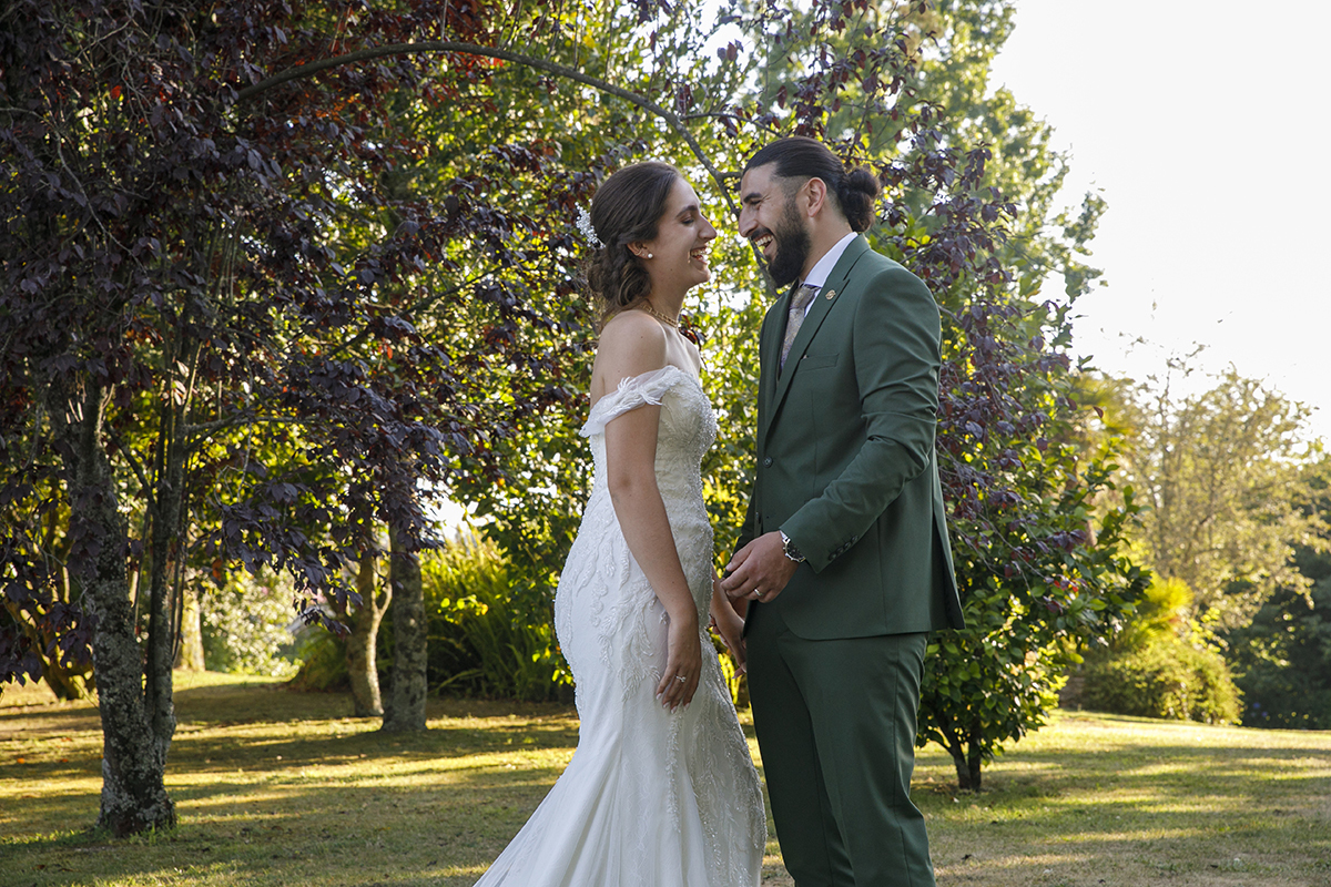Em clima de alegria, os noivos partilham gargalhadas juntos.