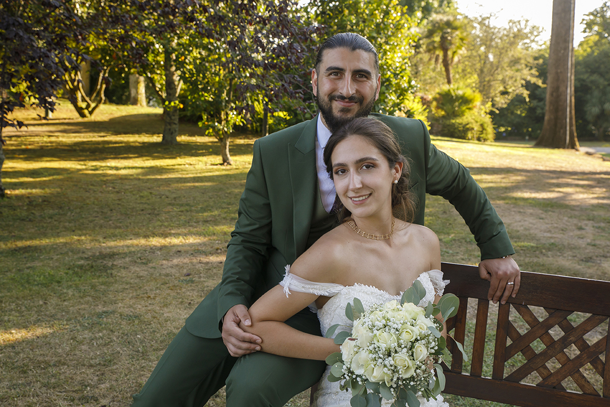 Num plano mais aproximado, vemos a Carolina da cintura para cima e o Furkan dos joelhos para cima, sorridentes e próximos, captando a intimidade e a felicidade do momento. casamento tondela
