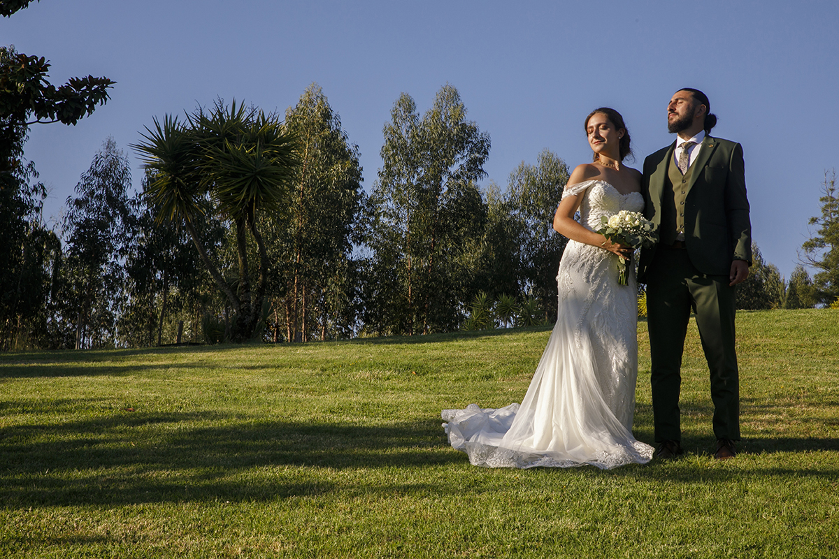 Em campo aberto, de olhos fechados, com o sol a iluminá-los, transmitem serenidade e amizade.