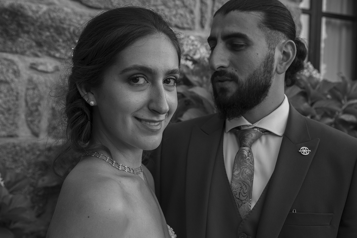 A preto e branco, Carolina sorri para a câmara enquanto Furkan a contempla apaixonado.